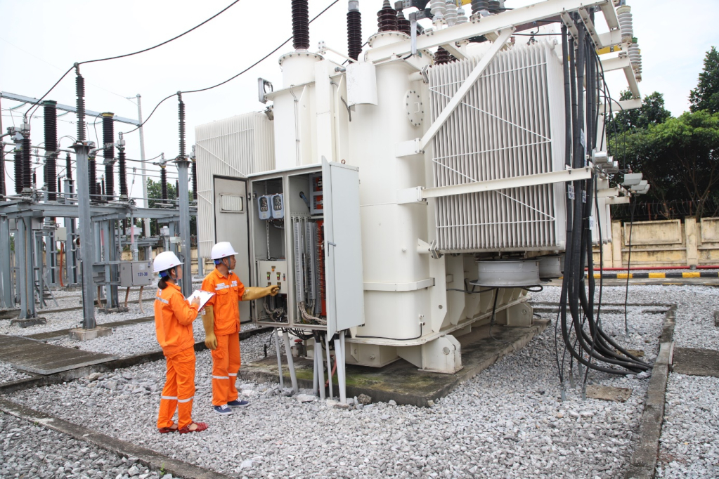 Nhân viên Công ty Điện lực Hưng Yên kiểm tra hoạt động của TBA 110kV thành phố Hưng Yên